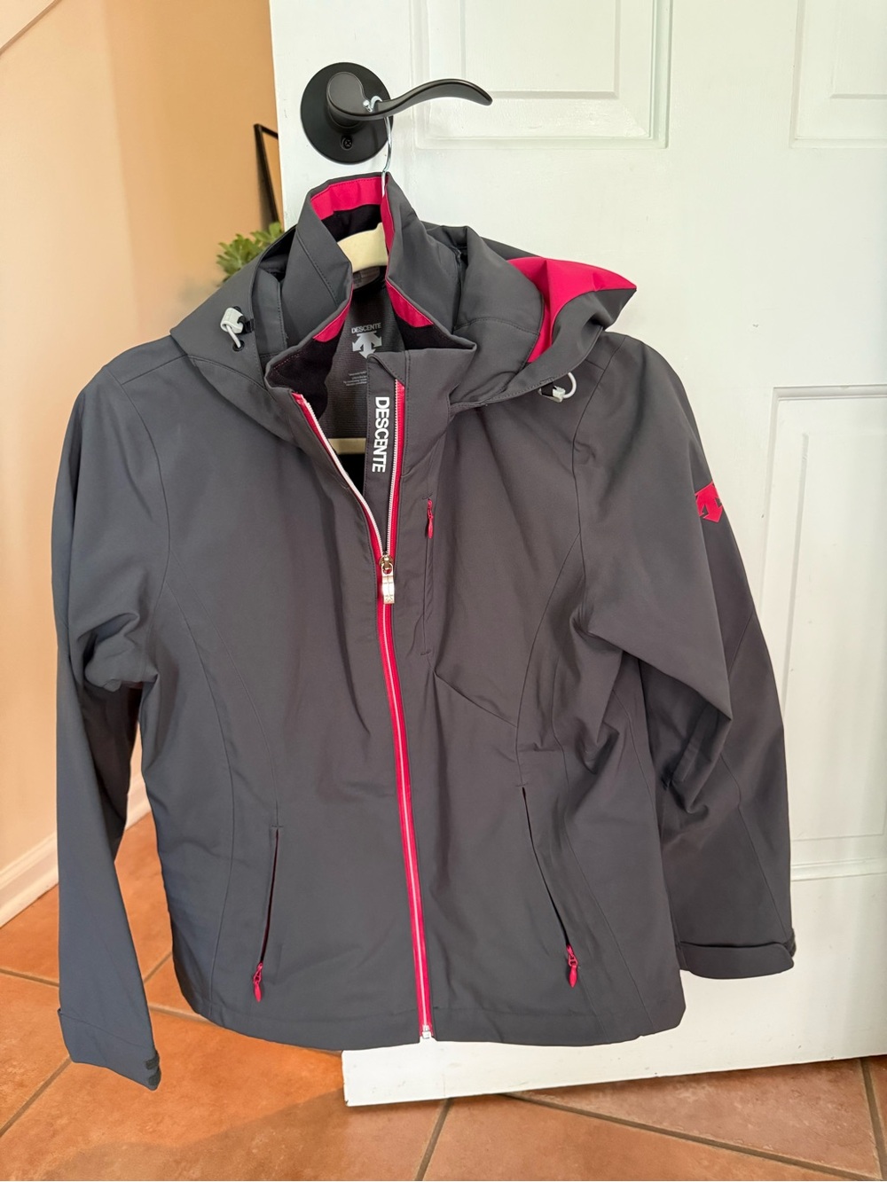 Descente Women’s Size 6 Ski Jacket Gray Pink Hooded Winter Snow Coat